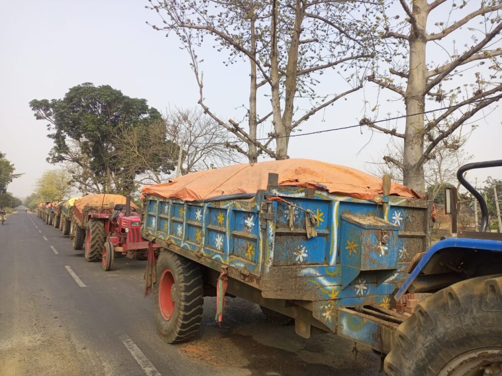 नियमों को ताक पर रख धड़ल्ले से ओवरलोड कर बालू का अवैध खनन कर रहे माफिया नियमों को ताक पर रख धड़ल्ले से ओवरलोड कर बालू का अवैध खनन कर रहे माफिया