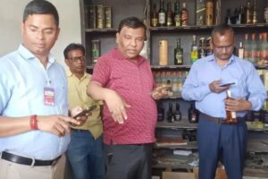 नकली शराब फैक्ट्री का पुलिस ने किया खुलासा,कैश के साथ चार गिरफ्तार