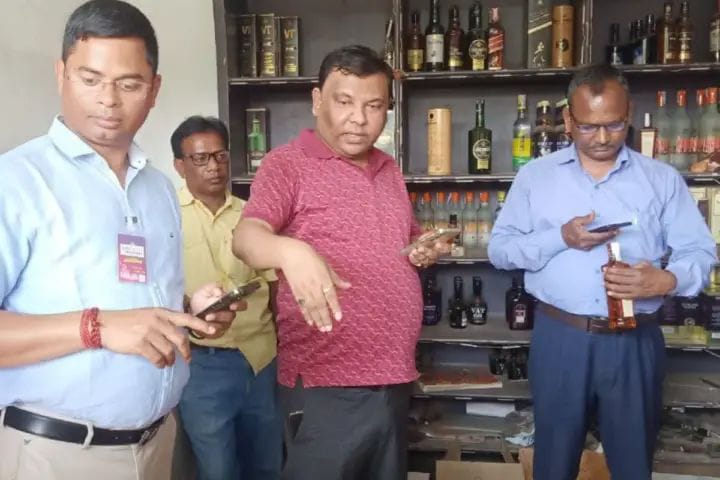 नकली शराब फैक्ट्री का पुलिस ने किया खुलासा,कैश के साथ चार गिरफ्तार नकली शराब फैक्ट्री का पुलिस ने किया खुलासा,कैश के साथ चार गिरफ्तार