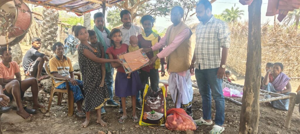 अग्नि पीड़ित परिवार से मिलने पहुँचे सांसद प्रतिनिधि स्टीफन मुर्मू,परिवार के बीच बाँटा राहत सामग्री