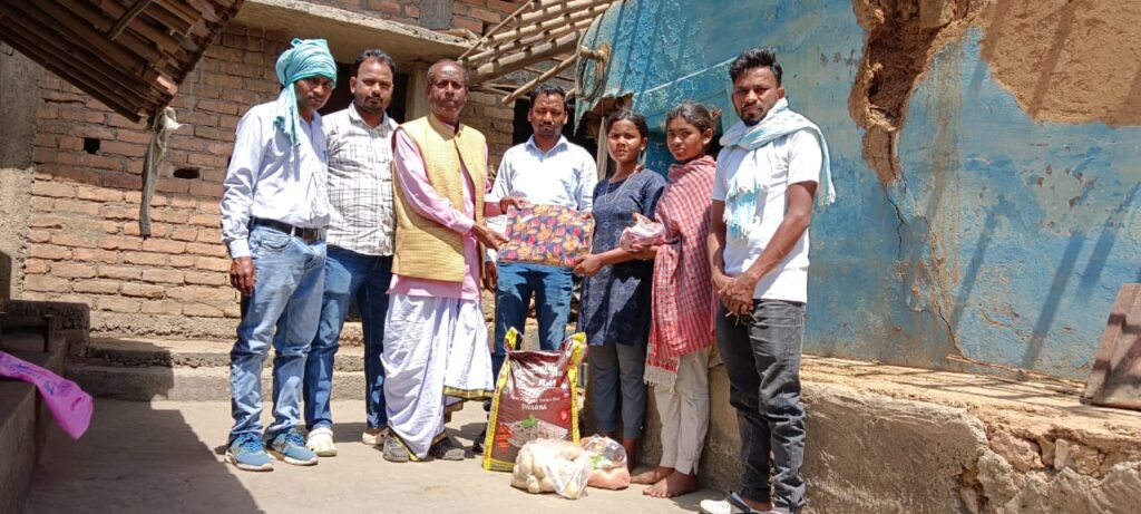 अग्नि पीड़ित परिवार से मिलने पहुँचे सांसद प्रतिनिधि स्टीफन मुर्मू,परिवार के बीच बाँटा राहत सामग्री अग्नि पीड़ित परिवार से मिलने पहुँचे सांसद प्रतिनिधि स्टीफन मुर्मू,परिवार के बीच बाँटा राहत सामग्री