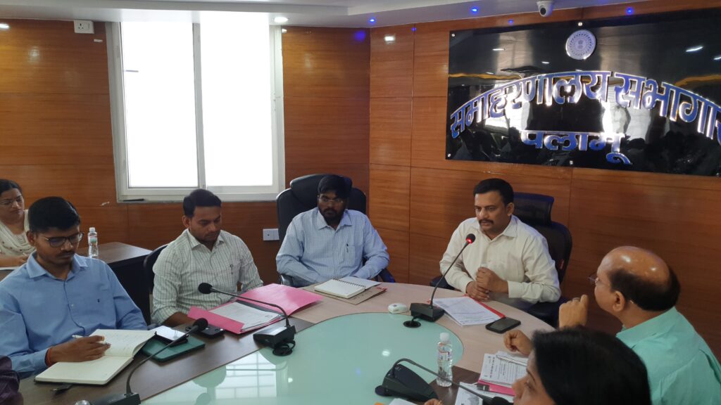 डीईओ ने इंटरमीडिएट स्ट्रांग रूम व केंद्रीय सुरक्षा बलों के आवासन में मूलभूत सुविधाओं के विभिन्न बिंदुओं पर समीक्षा कर दिये कई निर्देश