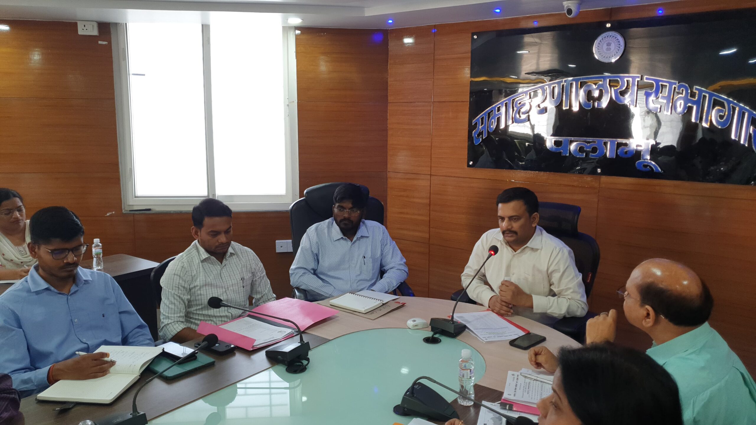 डीईओ ने इंटरमीडिएट स्ट्रांग रूम व केंद्रीय सुरक्षा बलों के आवासन में मूलभूत सुविधाओं के विभिन्न बिंदुओं पर समीक्षा कर दिये कई निर्देश