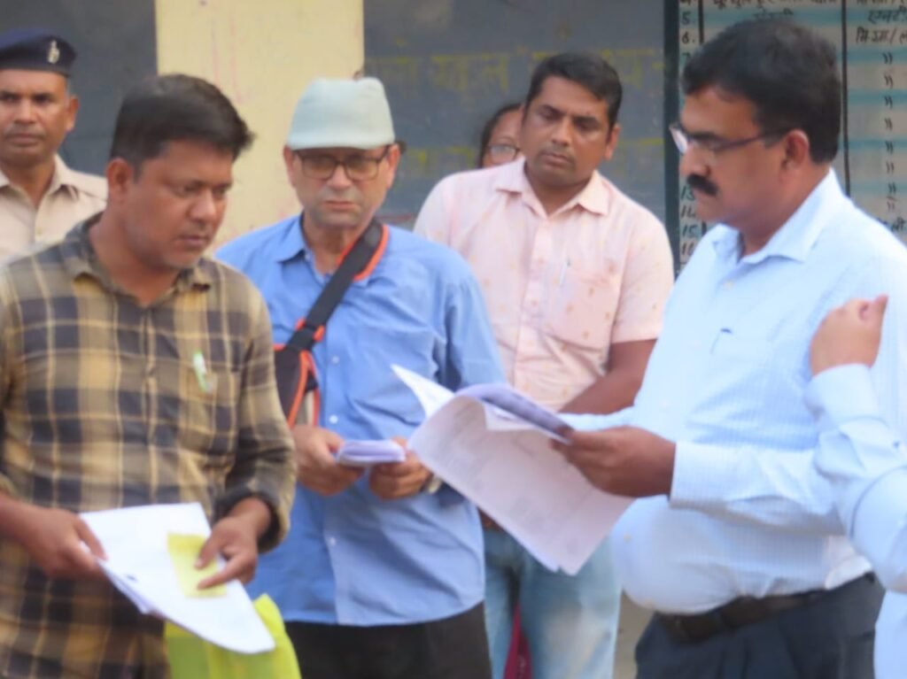 मुख्य निर्वाचन पदाधिकारी ने किया मतदान केंद्रों का निरीक्षण