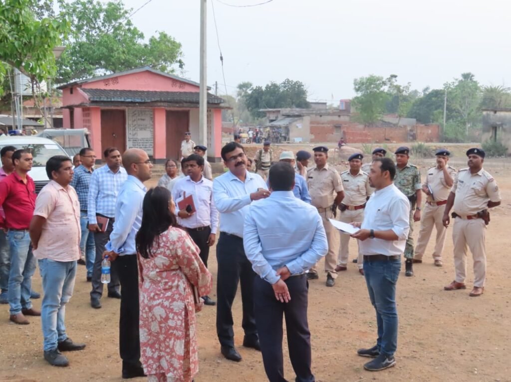 मुख्य निर्वाचन पदाधिकारी ने किया मतदान केंद्रों का निरीक्षण