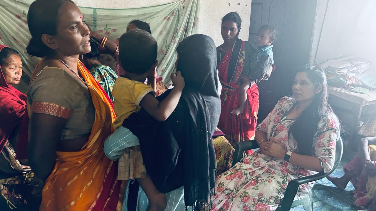 मृतक के परिजन से मिलने उनके घर पहुंचे जिप उपाध्यक्ष अनीता देवी`,दिया हर संभव सहायता का आश्वासन