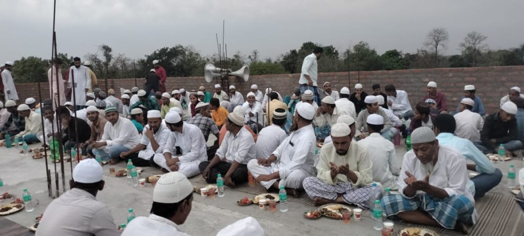 इफ्तार पार्टी मे मुस्लिम भाईचारे ने खोला रोजा इफ्तार पार्टी मे मुस्लिम भाईचारे ने खोला रोजा