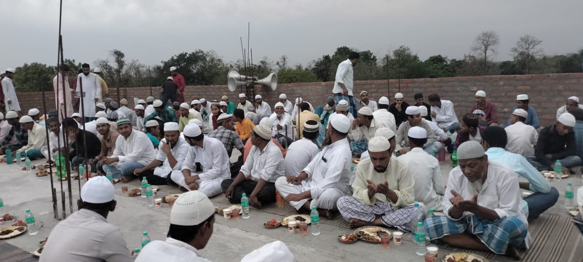 इफ्तार पार्टी मे मुस्लिम भाईचारे ने खोला रोजा