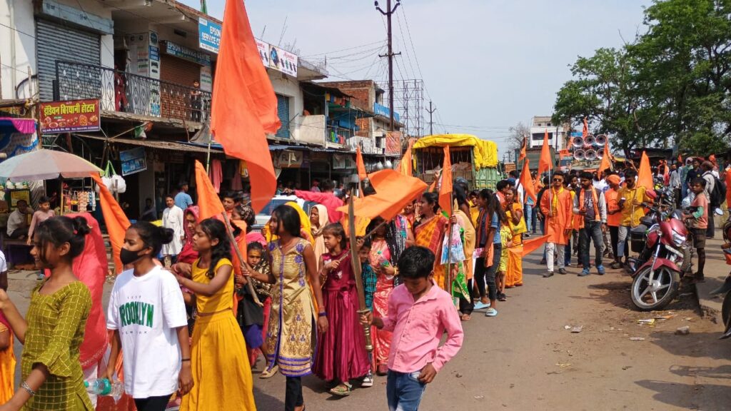 विहिप ने भव्य रुप से शोभायात्रा और धर्मसभा का किया आयोजन।