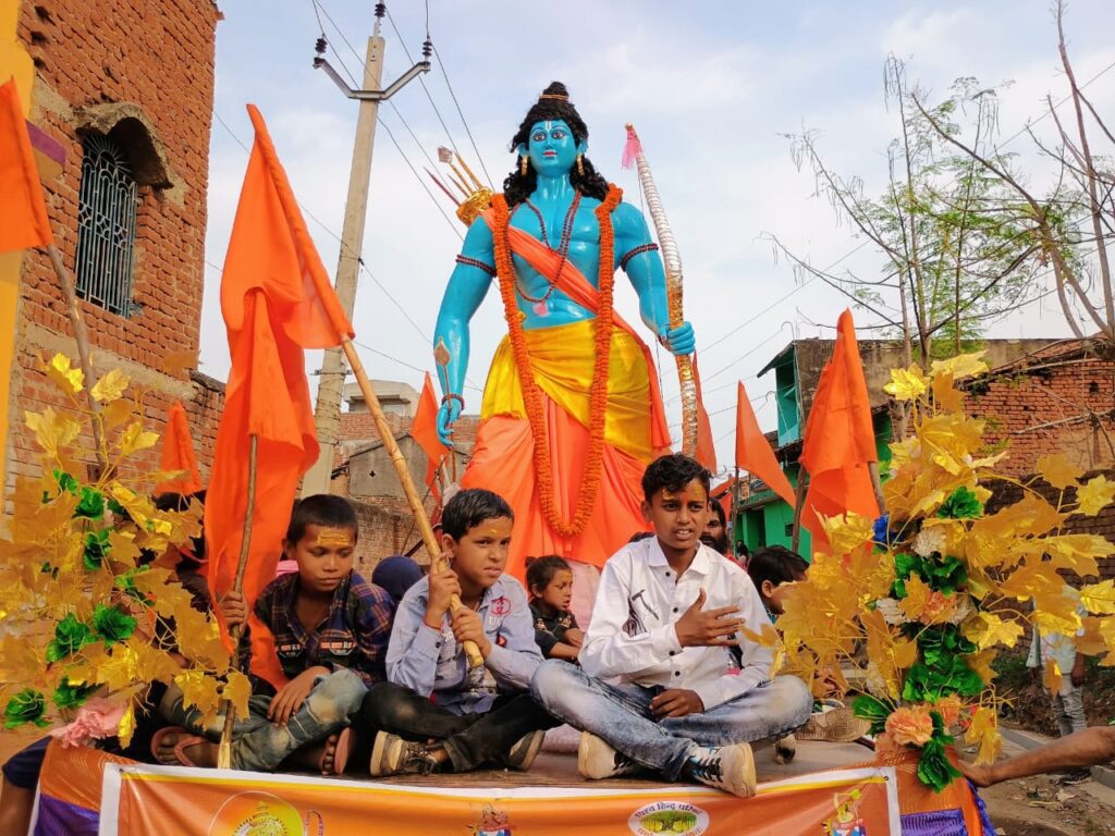 विहिप ने भव्य रुप से शोभायात्रा और धर्मसभा का किया आयोजन।