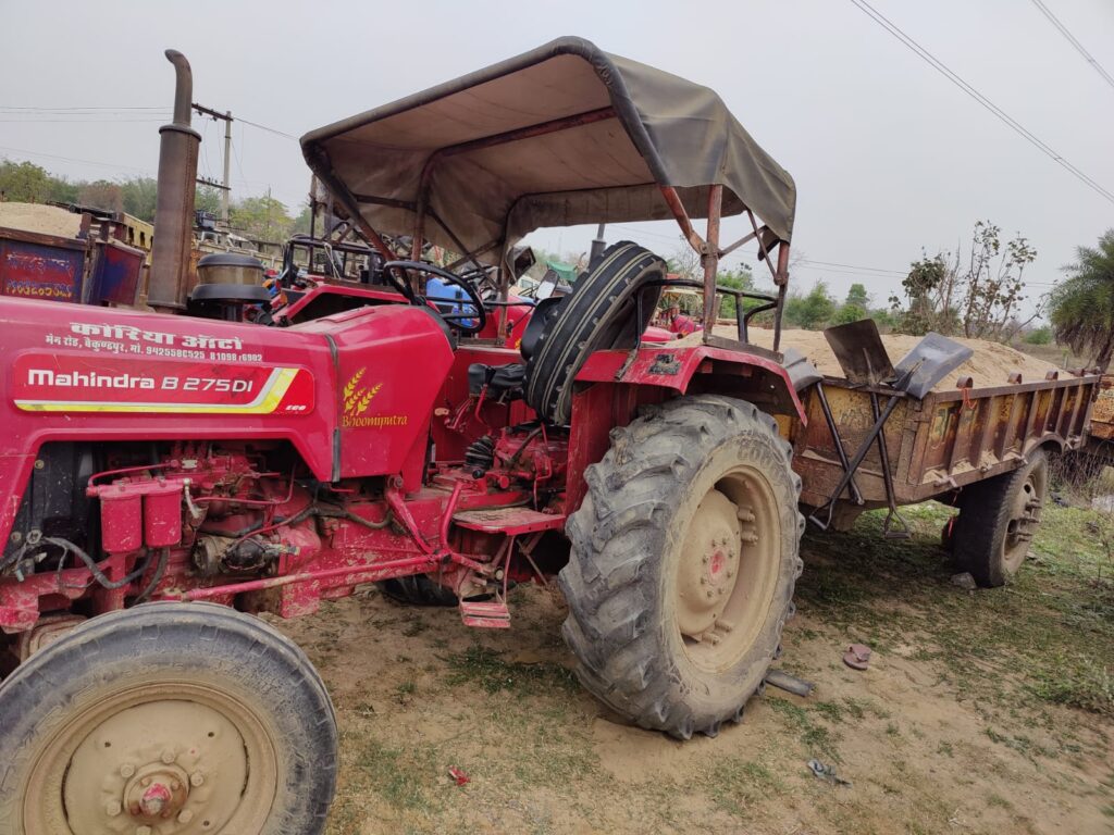 अवैध बालू लदा ट्रैक्टर को किया गया जब्त अवैध बालू लदा ट्रैक्टर को किया गया जब्त