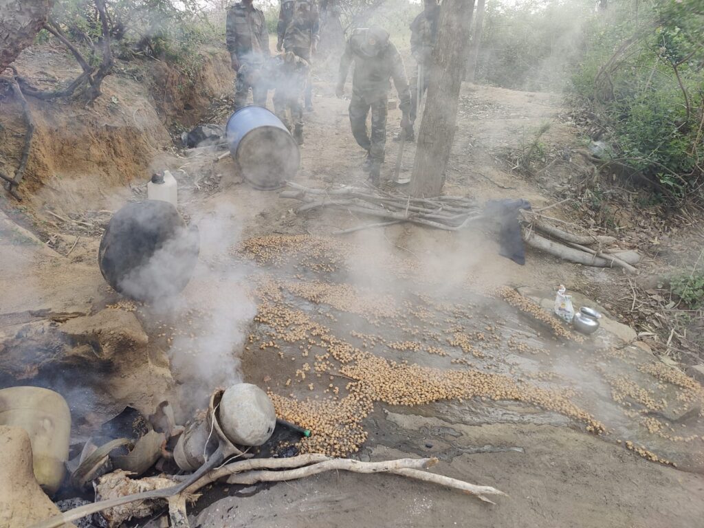 नावा बाजार पुलिस ने ताली गांव में अवैध देशी भट्ठी को ध्वस्त करते हुए 140 केजी जावा महुआ को किया नष्ट नावा बाजार पुलिस ने ताली गांव में अवैध देशी भट्ठी को ध्वस्त करते हुए 140 केजी जावा महुआ को किया नष्ट