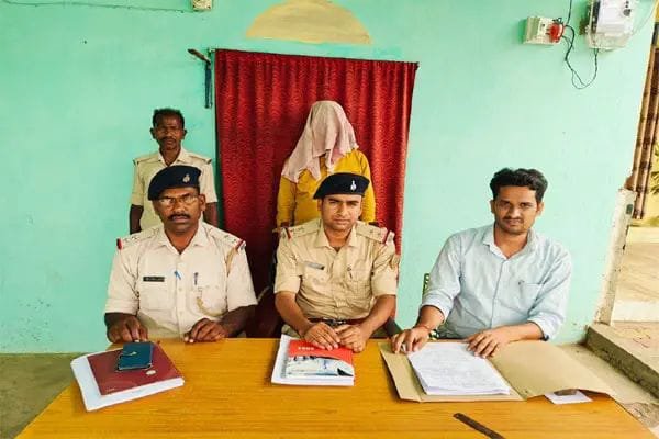 चार नाबालिग बच्चों को दिल्ली ले जा रहे दो तस्कर गिरफ्तार चार नाबालिग बच्चों को दिल्ली ले जा रहे दो तस्कर गिरफ्तार