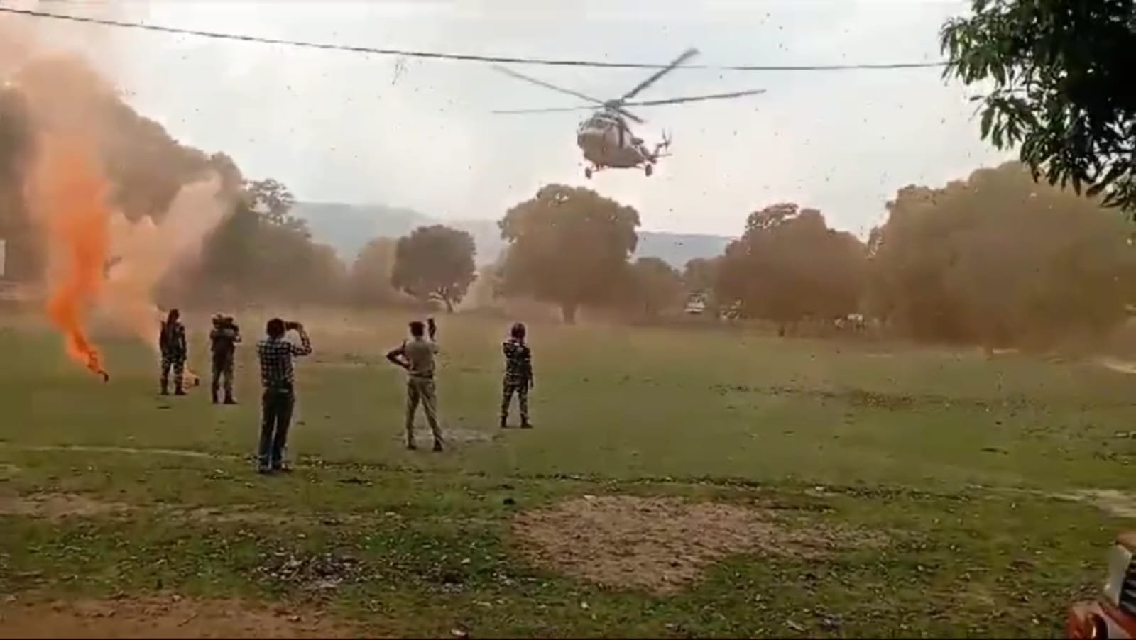 लोकसभा चुनाव को लेकर सेना के हेलीकॉप्टर ने अति नक्सल प्रभावित मतदान केंद्र पर इमरजेंसी लैंडिंग का किया ट्रायल