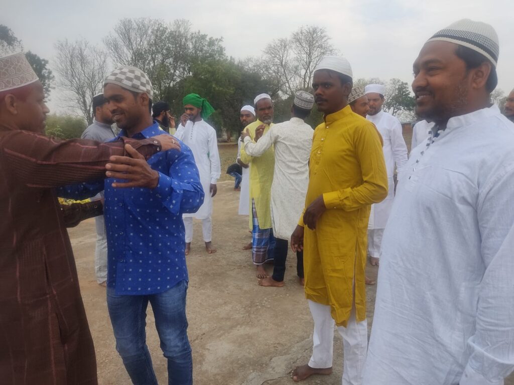 मुस्लिम धर्मवलंवियो का सबसे बड़ा त्यौहार ईद धूमधाम से मनाया गया,मांगी गई अमन चैन की दुआ मुस्लिम धर्मवलंवियो का सबसे बड़ा त्यौहार ईद धूमधाम से मनाया गया,मांगी गई अमन चैन की दुआ