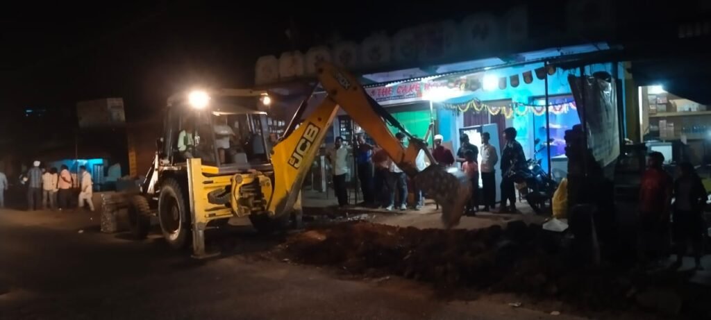 सतबरवा:अतिक्रमण कर रहें दुकानदारों के बीच चला जेसीबी सतबरवा:अतिक्रमण कर रहें दुकानदारों के बीच चला जेसीबी