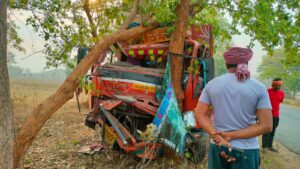 तेज रफ़्तार ट्रक पेड़ से टकराया,कोई हताहत नहीं
