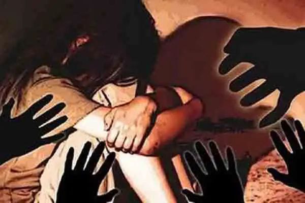 दोस्त के साथ पार्टी मनाने निकली युवती के साथ चार युवकों ने किया सामूहिक गैंगरेप दोस्त के साथ पार्टी मनाने निकली युवती के साथ चार युवकों ने किया सामूहिक गैंगरेप