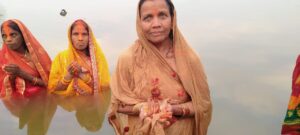 चैती छठ का पहला अधर्य आज श्रद्धालुओं ने सूर्य देवता को दिया शाम का पहला अधर्य