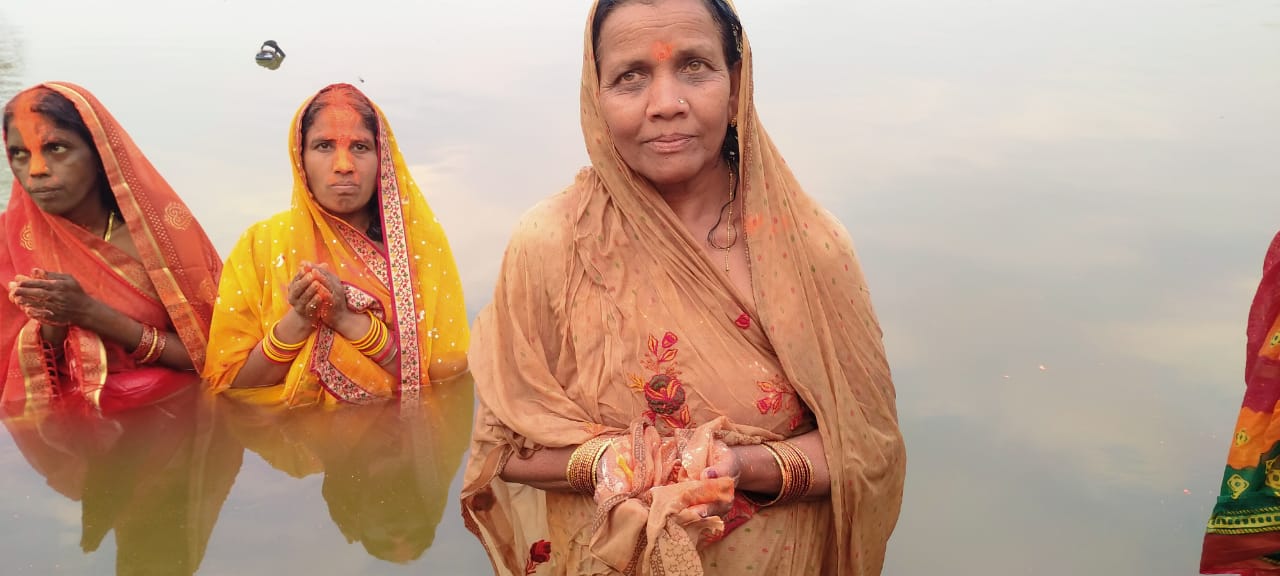 चैती छठ का पहला अधर्य आज श्रद्धालुओं ने सूर्य देवता को दिया शाम का पहला अधर्य