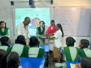 क्विज प्रतियोगिता में सफल छात्राओं को किया गया पुरस्कृत