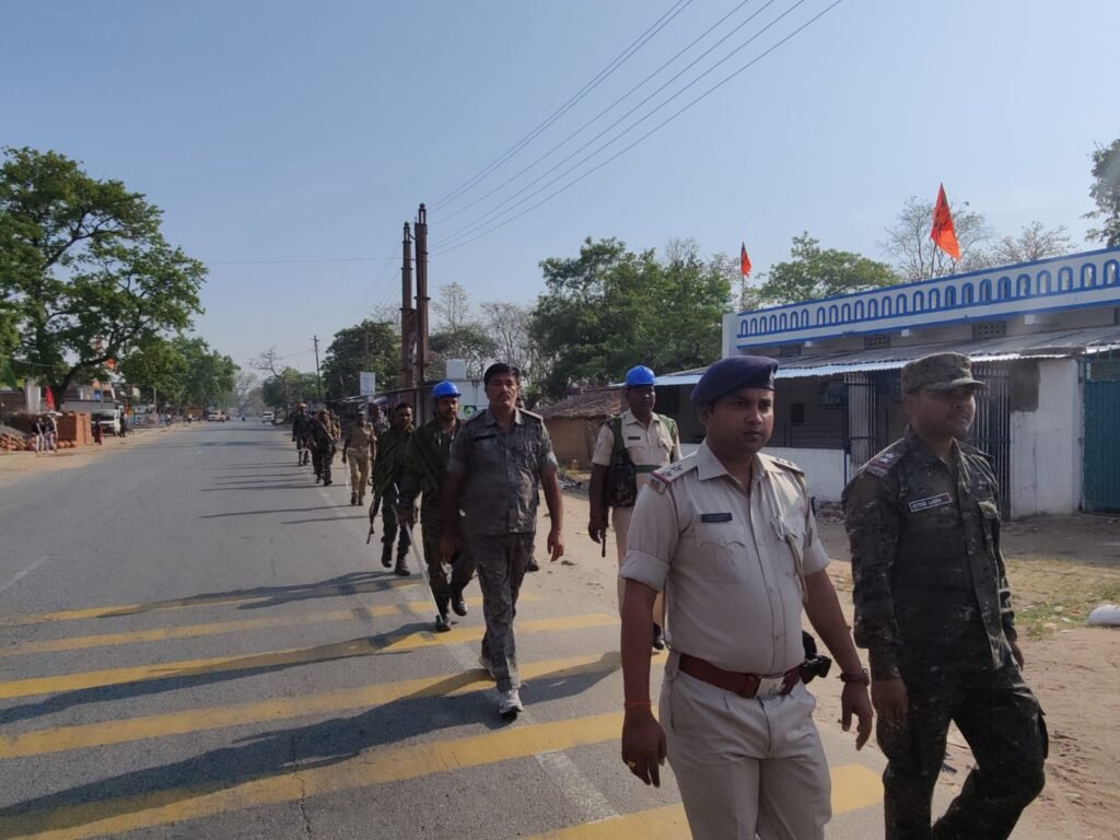 प्रखंड मुख्यालय क्षेत्र के कई गांवों में रामनवमी पूजा को लेकर थाना प्रभारी चिंटू कुमार ने निकाला फ्लैग मार्च