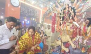 कल्पना सोरेन ने छोटकी दुर्गा मंदिर में पूजा-अर्चना की