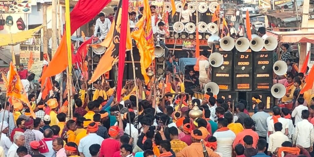 रामनवमी के अवसर पर निकाली गई भव्य जुलूस, रामभक्तो ने अस्त्र शस्त्र से दिखाया करतब रामनवमी के अवसर पर निकाली गई भव्य जुलूस, रामभक्तो ने अस्त्र शस्त्र से दिखाया करतब