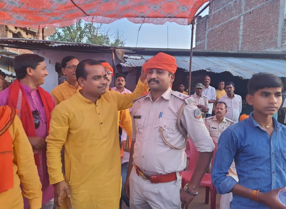 रामनवमी के अवसर पर निकाली गई भव्य जुलूस, रामभक्तो ने अस्त्र शस्त्र से दिखाया करतब रामनवमी के अवसर पर निकाली गई भव्य जुलूस, रामभक्तो ने अस्त्र शस्त्र से दिखाया करतब