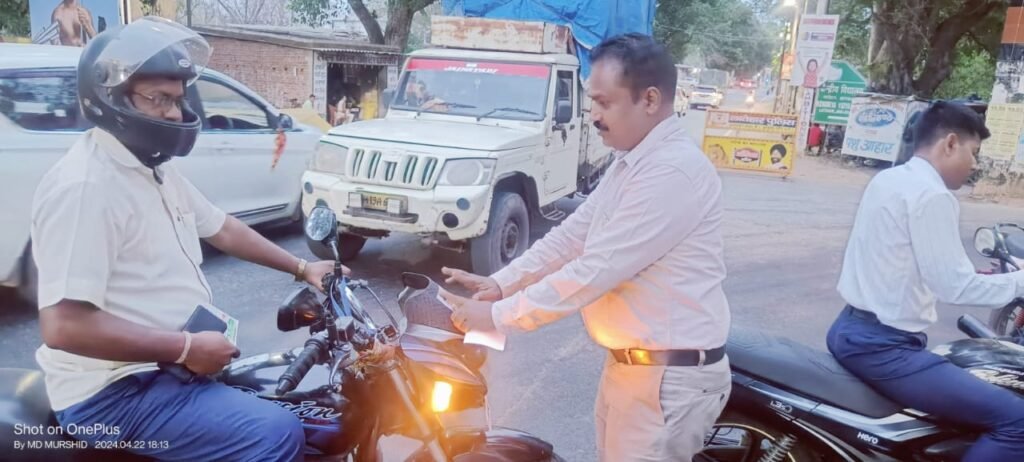 वाहनों पर मतदाता जागरूकता स्टीकर लगाकर किया गया जागरूक…. वाहनों पर मतदाता जागरूकता स्टीकर लगाकर किया गया जागरूक….