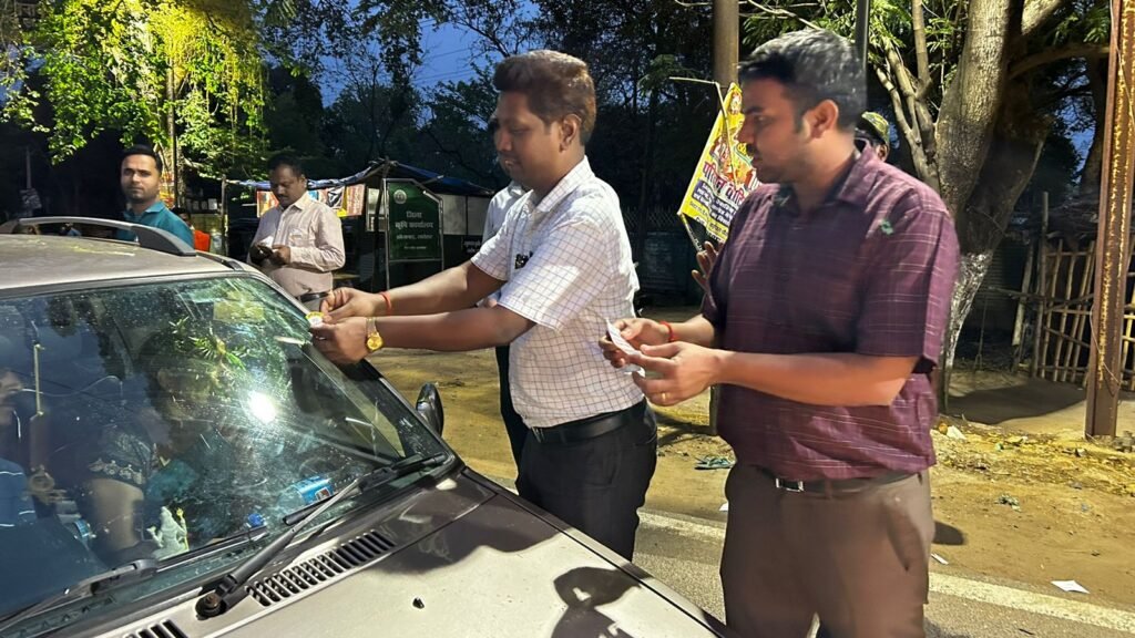 वाहनों पर मतदाता जागरूकता स्टीकर लगाकर किया गया जागरूक…. वाहनों पर मतदाता जागरूकता स्टीकर लगाकर किया गया जागरूक….