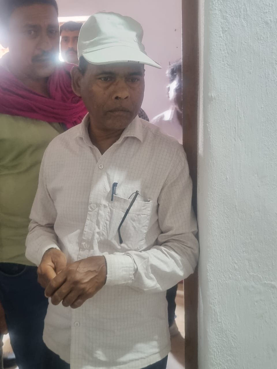 पंचायत सेवक को एसीबी की टीम ने ₹4000 रिश्वत लेते किया गिरफ्तार पंचायत सेवक को एसीबी की टीम ने ₹4000 रिश्वत लेते किया गिरफ्तार