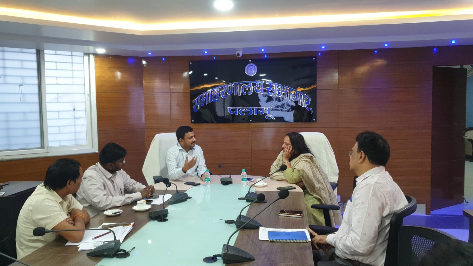 पलामू लोकसभा निर्वाचन के सामान्य प्रेक्षक ने आरओ सह डीसी सहित अन्य पदाधिकारी के साथ बैठक की