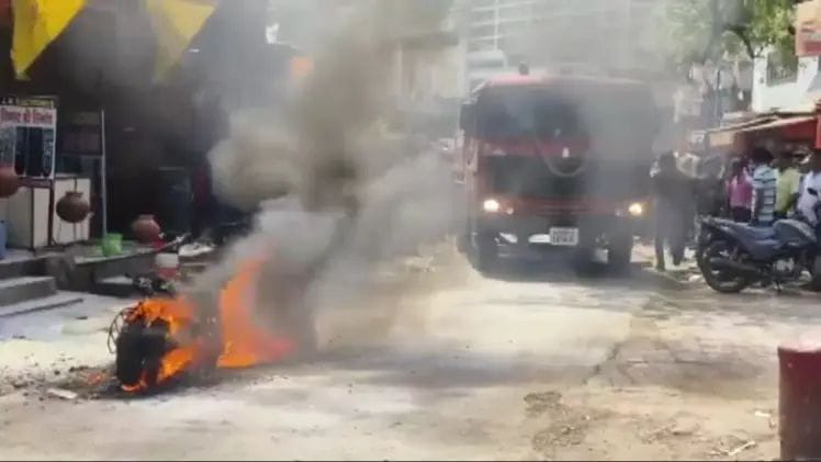 साकची बाजार में एक बाइक में अचानक लगी आग साकची बाजार में एक बाइक में अचानक लगी आग