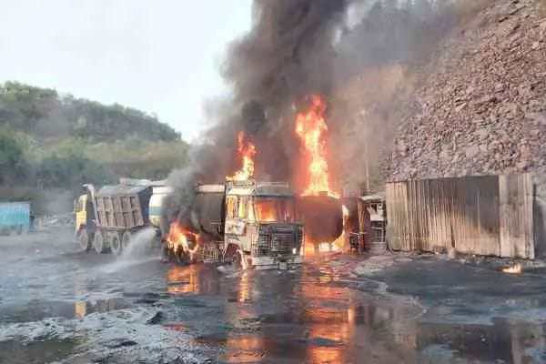 डीजल टैंकर में अचानक लगी आग डीजल टैंकर में अचानक लगी आग