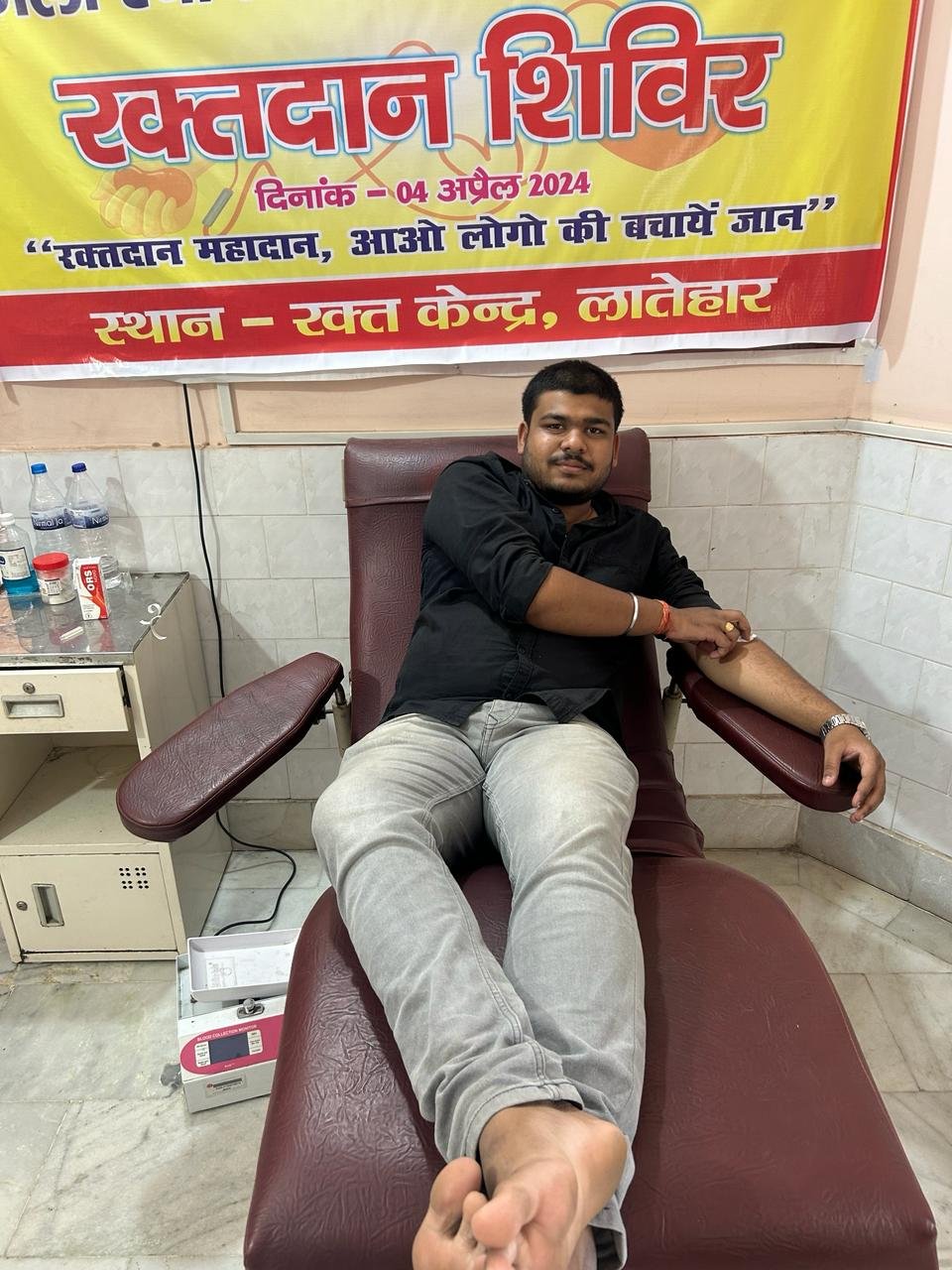 रक्त की कमी से पीड़ित महिला के लिए मनिका के उत्तम ने किया रक्तदान। रक्त की कमी से पीड़ित महिला के लिए मनिका के उत्तम ने किया रक्तदान।