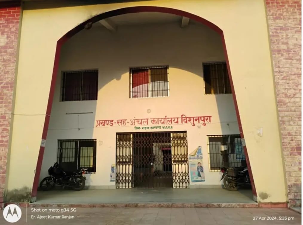 प्रखंड विकास पदाधिकारी ने फांसी लगाकर की आत्महत्या, चारो तरफ सनसनी का माहौल। प्रखंड विकास पदाधिकारी ने फांसी लगाकर की आत्महत्या, चारो तरफ सनसनी का माहौल।