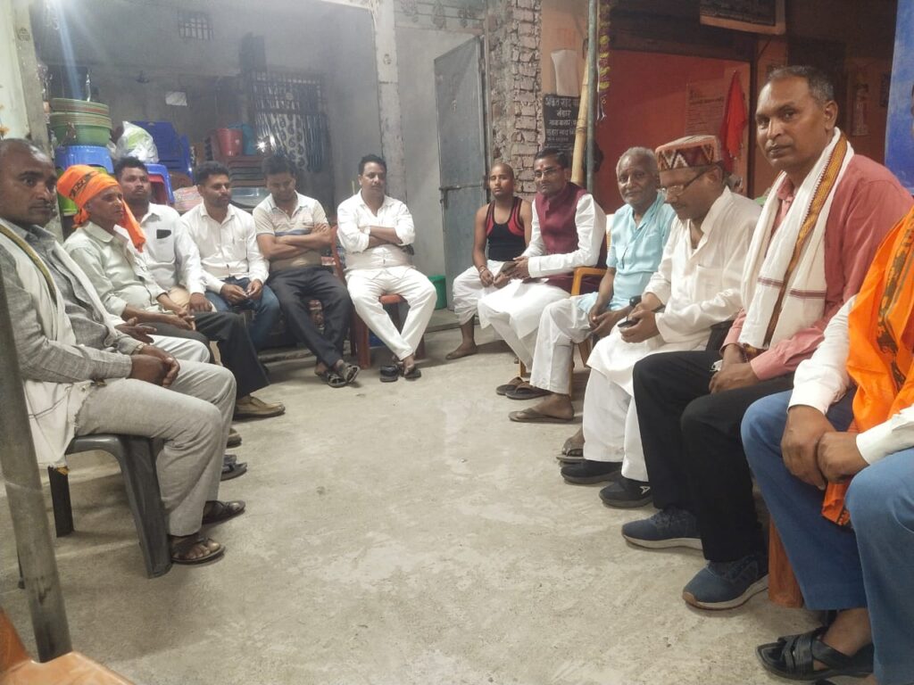 नावा बाजार प्रखंड मुख्यालय पहुंचे भाजपा कार्यकर्ता जहां मृतक के परिजनों को ढांढस बंधाया नावा बाजार प्रखंड मुख्यालय पहुंचे भाजपा कार्यकर्ता जहां मृतक के परिजनों को ढांढस बंधाया