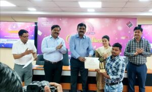 झारखंड वोटर अवेयरनेस कांटेस्ट में लातेहार लोक गायक रवि कांत भगत ने जीता तीसरा पुरस्कार मुख्य निवार्चन पदाधिकारी के. रवि ने किया पुरस्कृत
