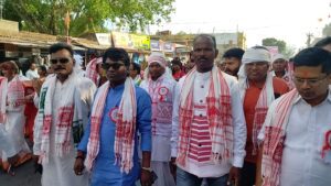 घाघरा का सरहुल आज एकता की डोर में बंध गया प्राकृतिक पर्व सरहुल नगाड़ा और मांदर की थाप में थिरके के लोग