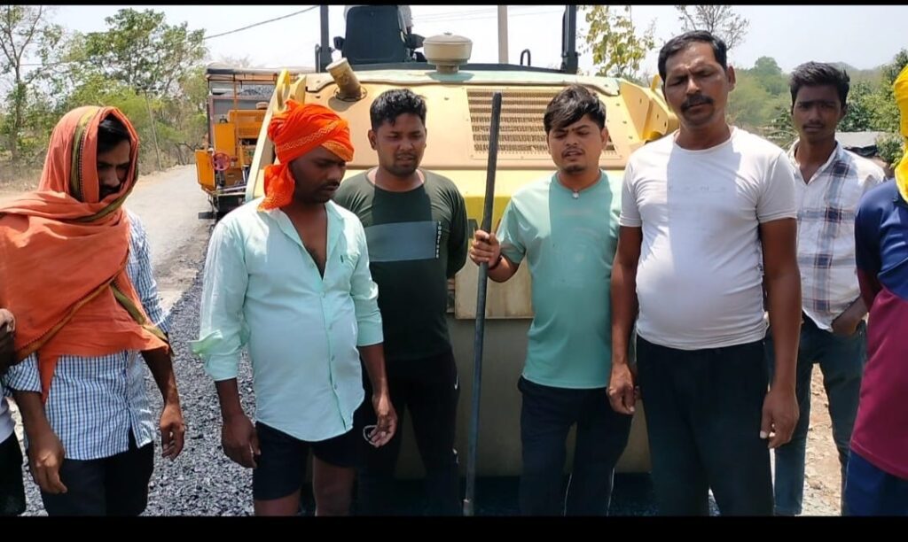 ग्रामीणों ने घटिया रोड निर्माण करने को लेकर किया विरोध ग्रामीणों ने घटिया रोड निर्माण करने को लेकर किया विरोध