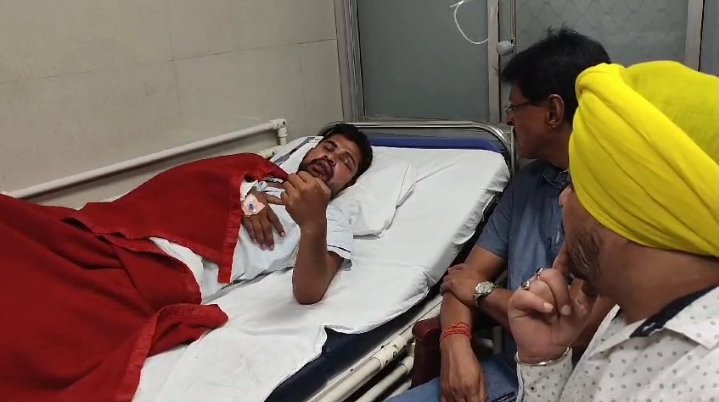 AISMJWA के राष्ट्रीय महासचिव और पूर्व आयुक्त घायल पत्रकार से मिले