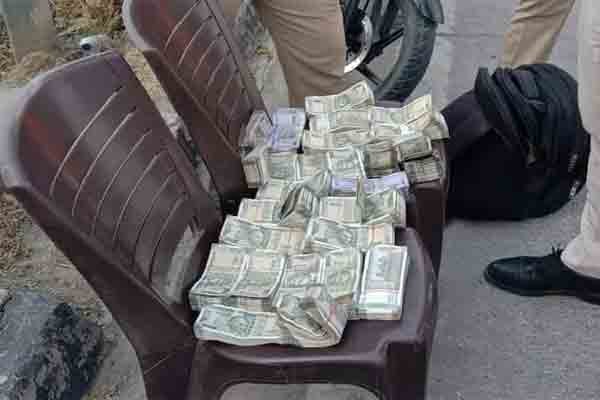 राज्य के अलग-अलग जिलों में चेकपोस्ट पर वाहन चेकिंग के दौरान 78.63 लाख रुपये पुलिस ने किए बरामद राज्य के अलग-अलग जिलों में चेकपोस्ट पर वाहन चेकिंग के दौरान 78.63 लाख रुपये पुलिस ने किए बरामद