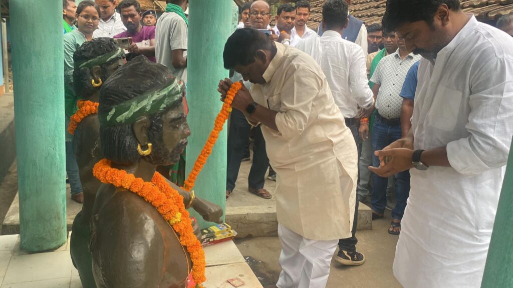 सिदो कान्हू की प्रतिमा पर किया गया माल्यार्पण सिदो कान्हू की प्रतिमा पर किया गया माल्यार्पण