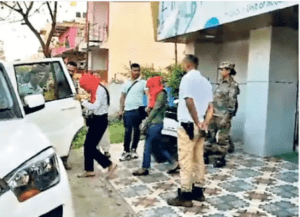 देह व्यापार करते 12 ल​ड़कियां व 6 लड़के को आपत्तिजनक हालत में पुलिस ने किया गिरफ़्तार