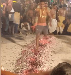 चुटिया में दिखी:धधकते अंगारों से होकर नंगे पैर गुजरे श्रद्धालु