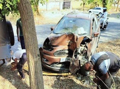 सड़क दुर्घटना में कार क्षतिग्रस्त, बाल-बाल बचा परिवार सड़क दुर्घटना में कार क्षतिग्रस्त, बाल-बाल बचा परिवार