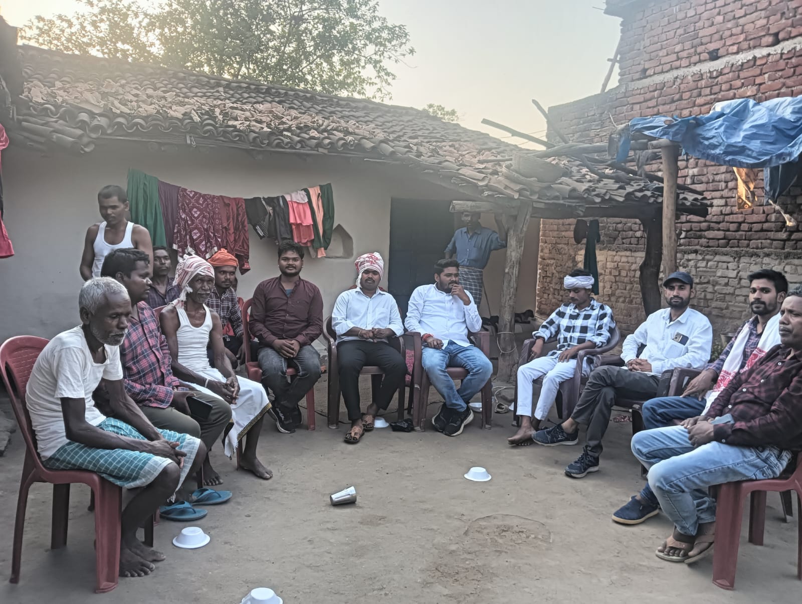 पीड़ित बूथ अध्यक्ष से मिले यूवा नेता नागमणी और रमेश: कहा जल्द न्याय मिले