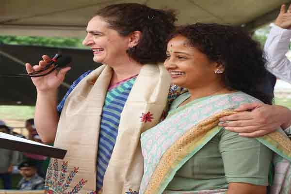 गोड्डा:प्रियंका गांधी ने चुनावी सभा में कहीं:अगर भाजपा सरकार बनी तो संविधान खतरे में गोड्डा:प्रियंका गांधी ने चुनावी सभा में कहीं:अगर भाजपा सरकार बनी तो संविधान खतरे में