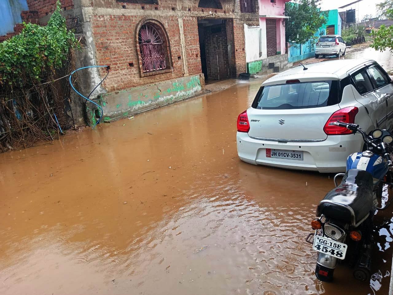 जल निकासी नहीं होने से बढ़ी परेशानी जल निकासी नहीं होने से बढ़ी परेशानी